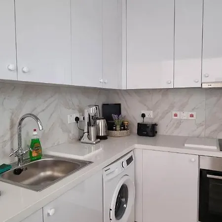 Stylish, Luxurious 2-bedroom Apt Paralímni